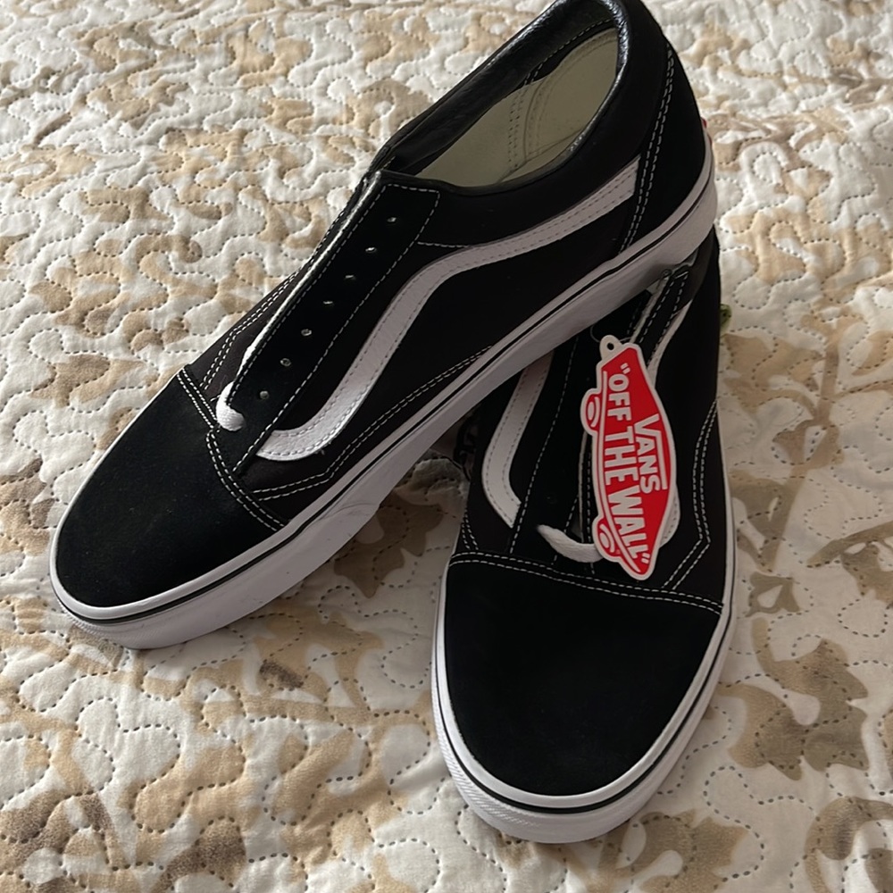 Mens size 11 Vans Old Skool. Never worn. Smoke/pet free home.